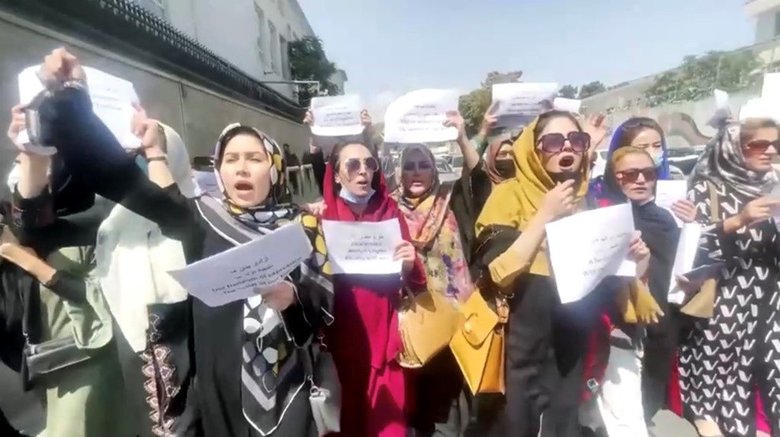 「私たちは声をあげ続ける」デモを続けたアフガン女性達の“その後” ～デモの主催者アテファ・モハマディさんインタビュー～｜FNNプライムオンライン