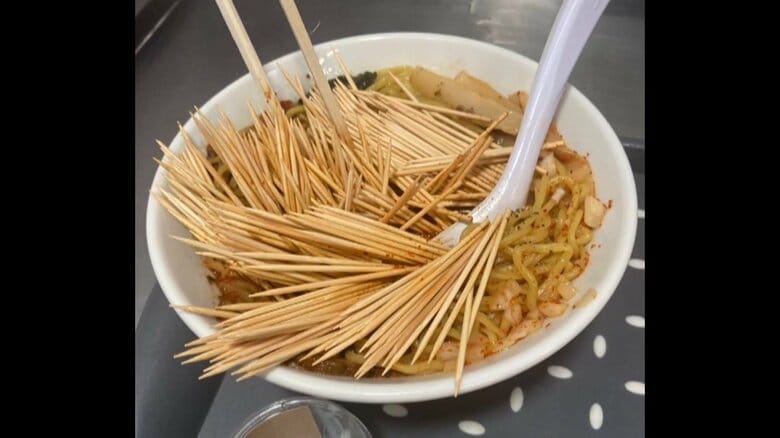 “相次ぐ悪質カスハラ”ラーメンに「つまようじ」全部まき散らし…閉店にまで追い込まれ　沖縄では店内にラーメンぶちまける被害も｜FNNプライムオンライン