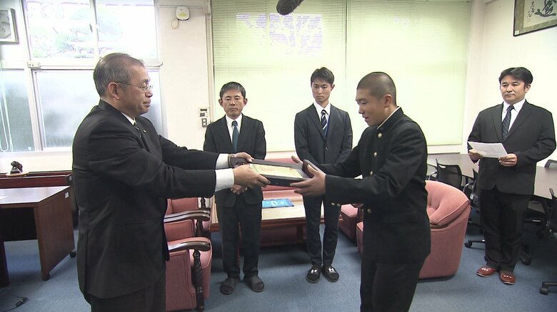 「各県の思い詰まって重く感じる」長崎西高へ「表彰盾」センバツ21世紀枠九州推薦校の証 1月30日決定｜FNNプライムオンライン