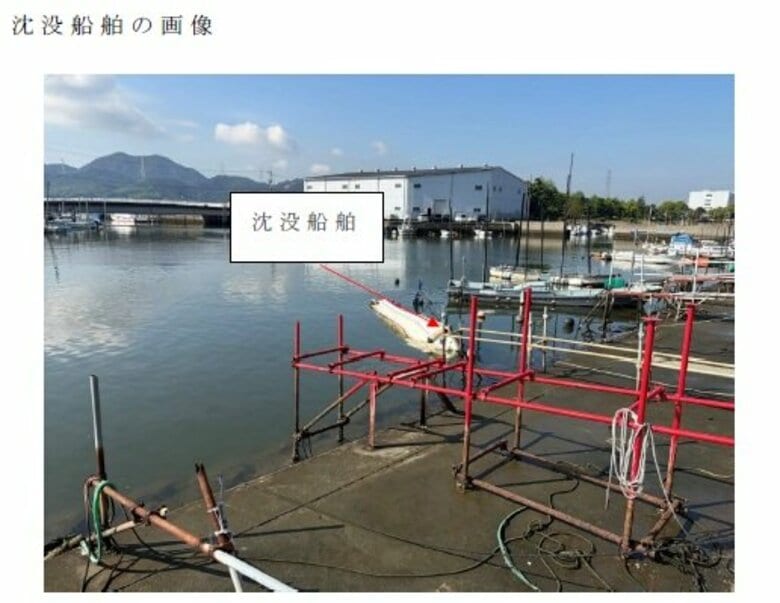 周囲に油浮く…岡山港北側の船溜まりに係留中のプレジャーボート沈没　玉野海保【岡山】｜FNNプライムオンライン