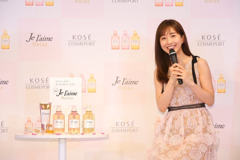 カメラに向かって微笑む田中みな実さん