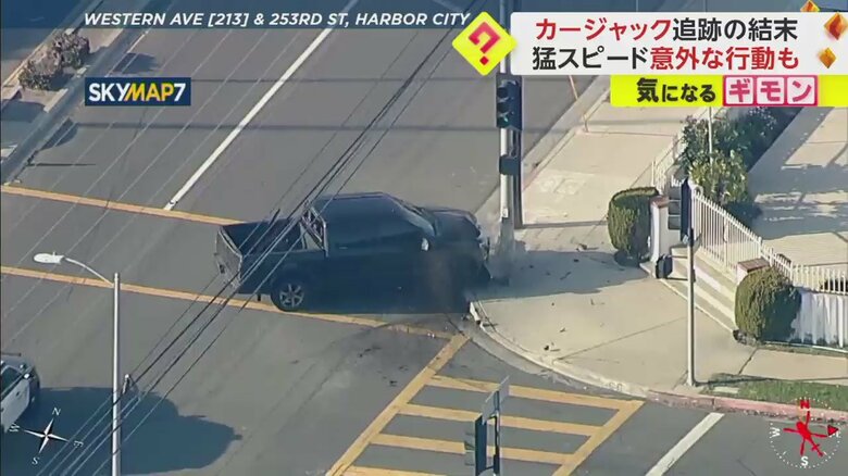 信号機に突っ込むトラック