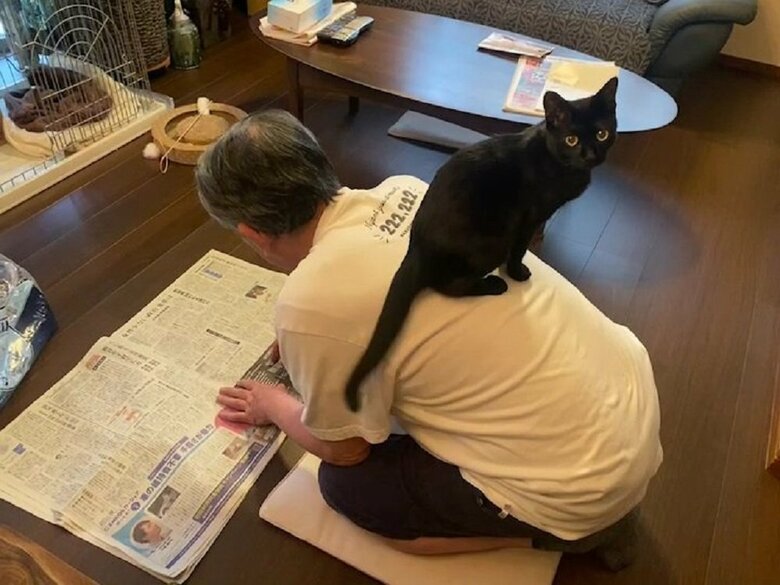 成長しても父親のそばが安心するのだろう