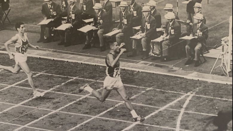 1964年の東京大会 男子1万メートルでゴールを切るミルズさん(妻パトリシアさん提供)