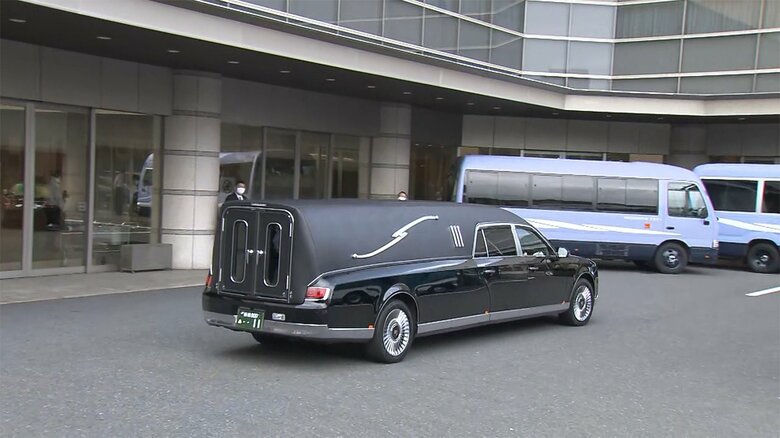 霊柩車は、午後3時半ごろ、桐ヶ谷斎場に到着。昭恵夫人は憔悴した表情を見せていた。