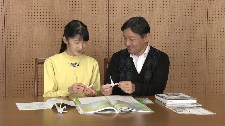 折り鶴を手に談笑される
