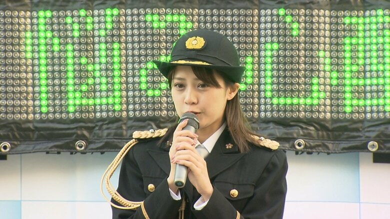 品川区では奥仲麻琴さんが110番の正しい利用を呼びかけた（9日）