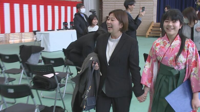 式の後、母・智恵さんと手をつなぎ歩く智桜さん