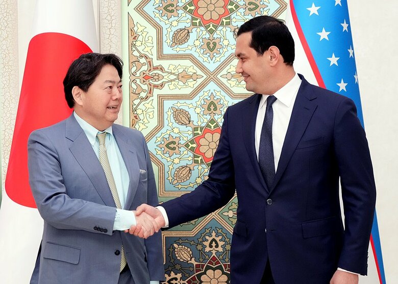 ウズベキスタン・ウムルザーコフ副首相兼投資・対外貿易相との会談 （外務省提供）
