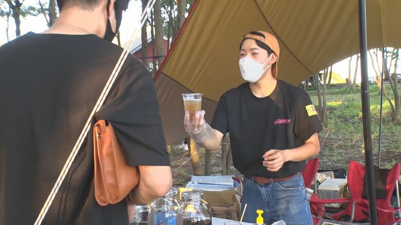 ハーブシロップを提供する平野さん