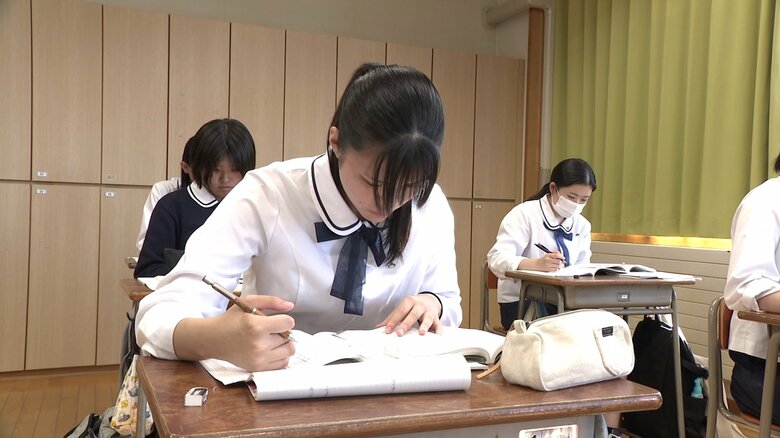 生物系の研究者を目指して受験勉強に励む嵯峨さん