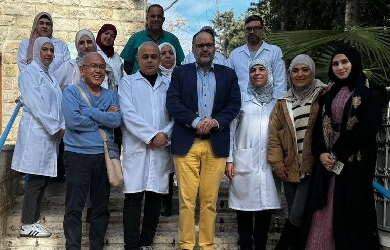 エルサレム旧市街の診療所前でUNRWA職員と清田さん（1月25日)