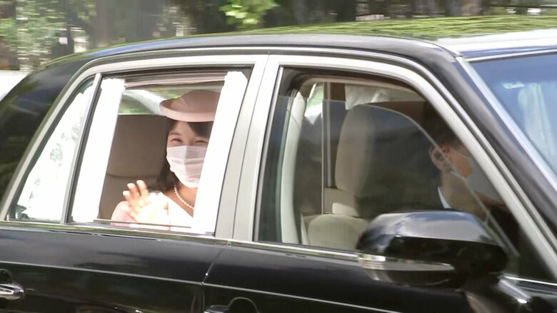 淡いピンクの装いで紀子さまへの挨拶に向かわれる愛子さま（2023年9月）