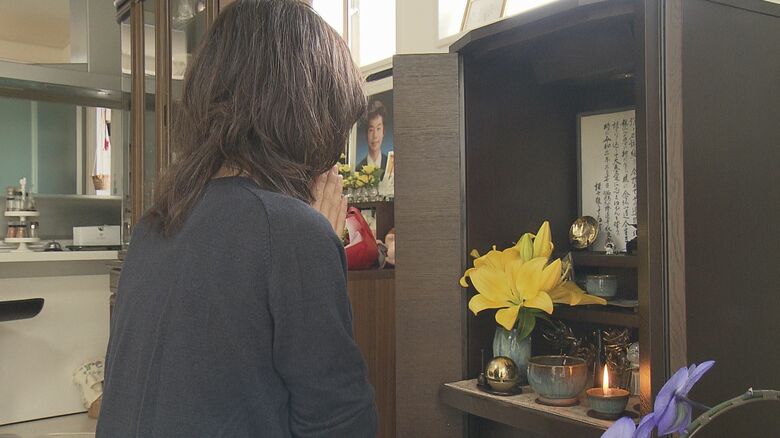 仏壇に手を合わせる母・真理さん