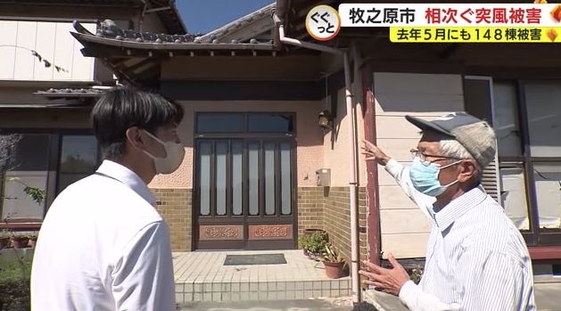 被災1カ月後の大石さん（右）の住宅