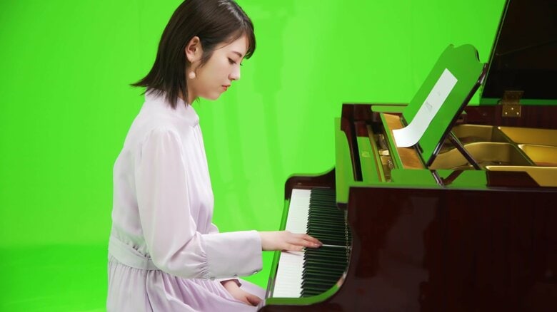 本番前、真剣な様子で練習する浜辺さん