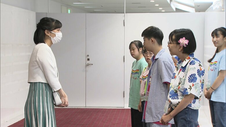 ダンスチームの子供たちと懇談される佳子さま　2023年7月17日