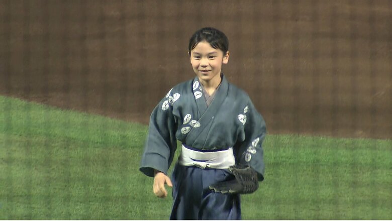 NHK大河ドラマ「軍師官兵衛」出演時の衣装で始球式に臨む若山容疑者（2014年）