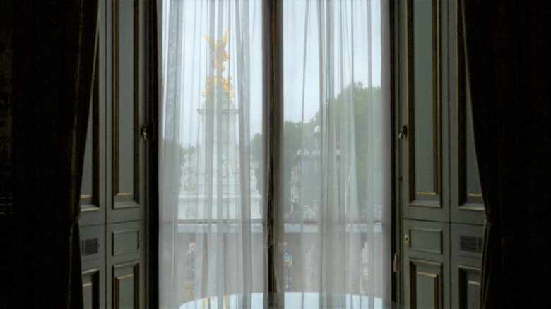 窓からバルコニーが見える