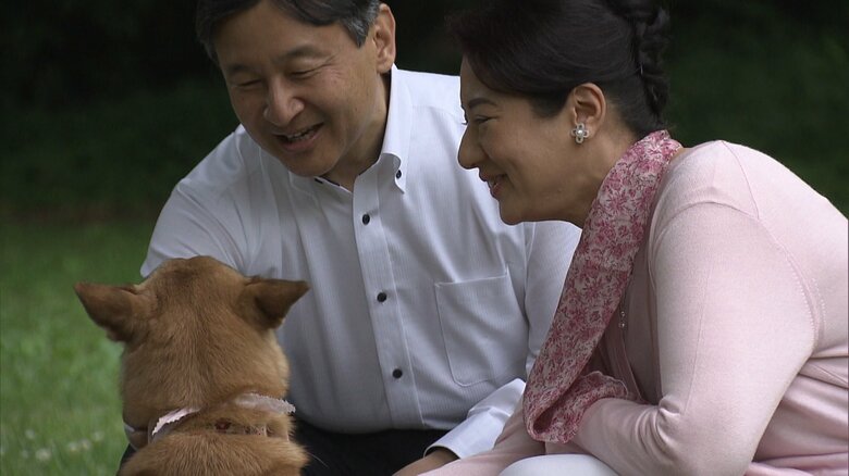 2018年6月　愛犬の由莉と　宮内庁提供