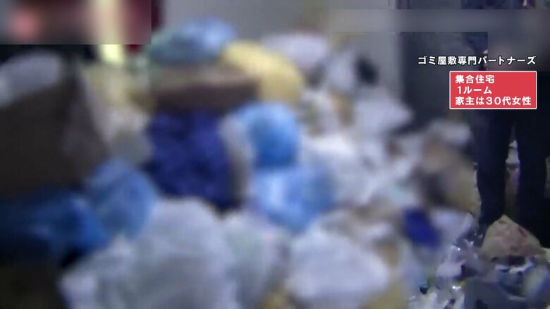 30代女性の部屋　足場がないほどゴミが積まれている