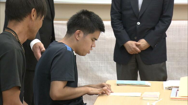 岐阜県立盲学校で封筒づくりの作業をする生徒