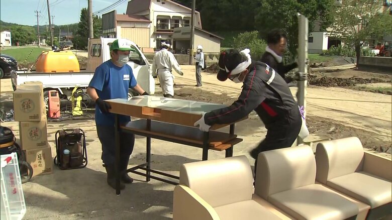 浸水などで使えなくなった家財道具を運び出すボランティア