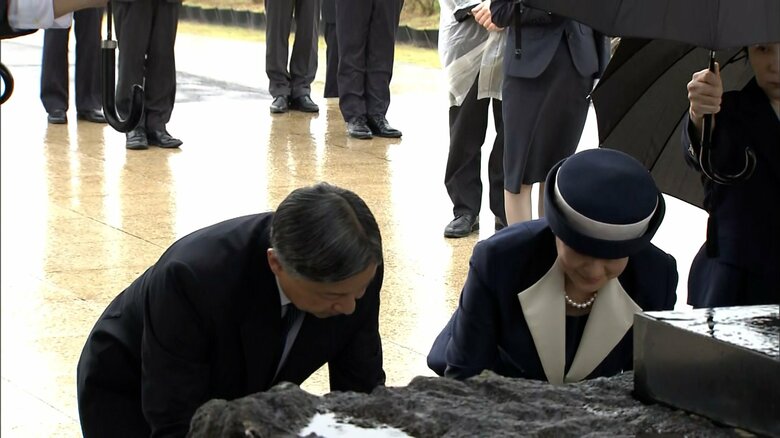 「天山慰霊碑」を訪問された天皇皇后両陛下