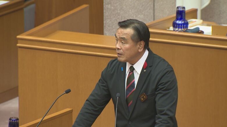 県議会で答弁する馳知事