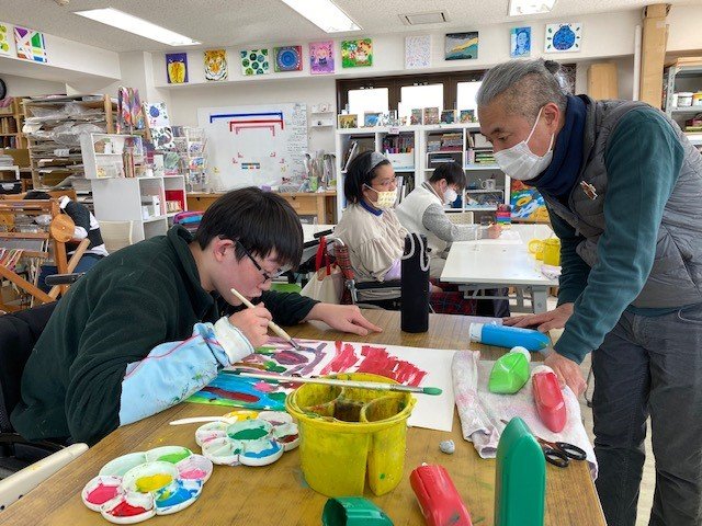 アールのアートディレクター・中津川浩章さん（右）