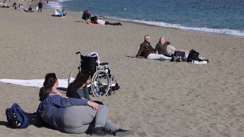 暖冬のスペインで1月に海辺で日光浴