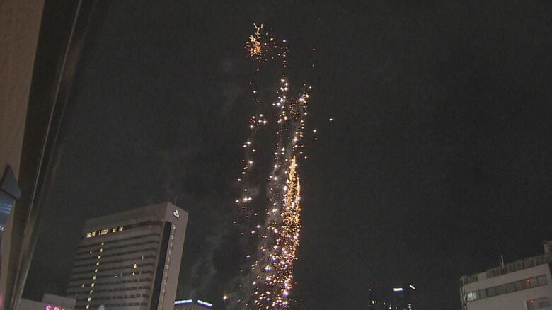 ハロウィーン当日　仙台駅では　多くの人が行き交う中で　ほかにも花火が打ちあがっていた