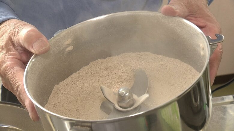 乾燥させた日本タンポポの根を粉にする