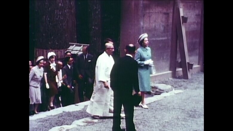 昭和50年（1975年）伊勢神宮を参拝するエリザベス女王（三重・伊勢市）