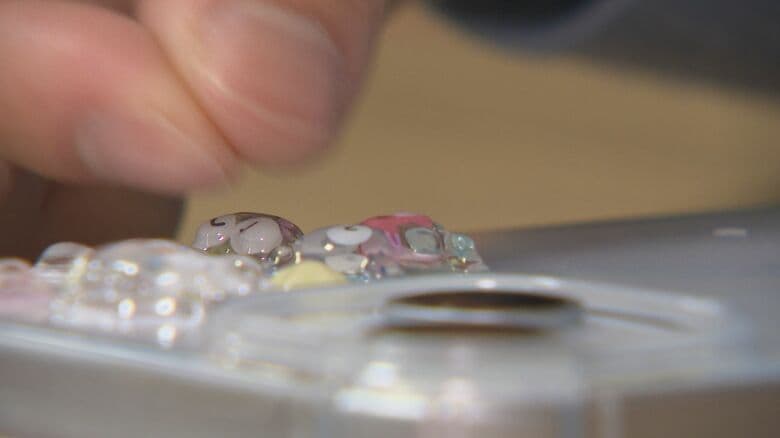 シールでオリジナルのスマホケース作り