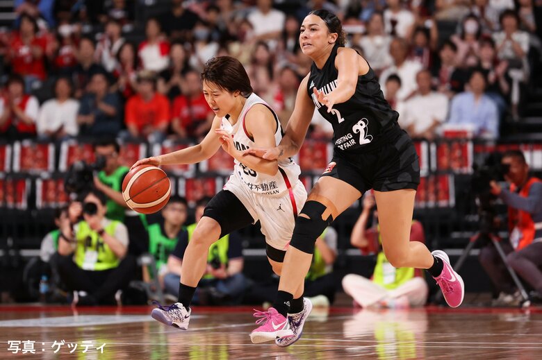 対ニュージーランド第2戦でドライブする山本麻衣（6日、東京・有明アリーナ）