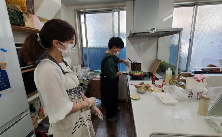 「カタリバ」での調理風景。食事を一緒にしながらの会話も大切