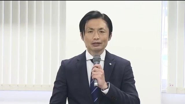 記者会見する高田浩樹町長
