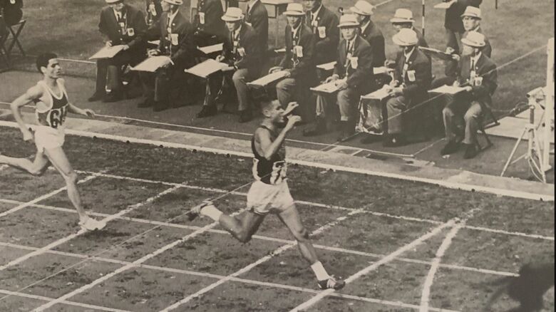 1964年の東京大会　男子1万メートルでゴールを切るミルズさん（妻パトリシアさん提供）