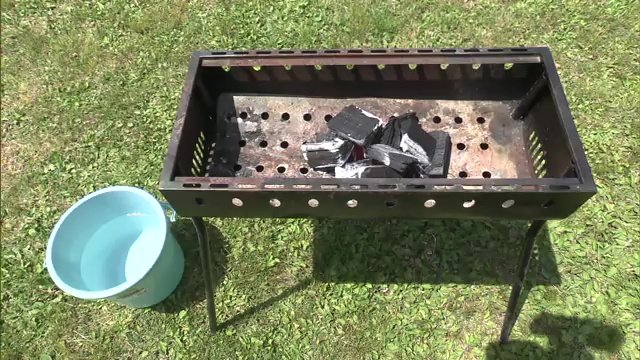飛び火に備え消火用の水を用意　炭は水をかけて必ず消火を