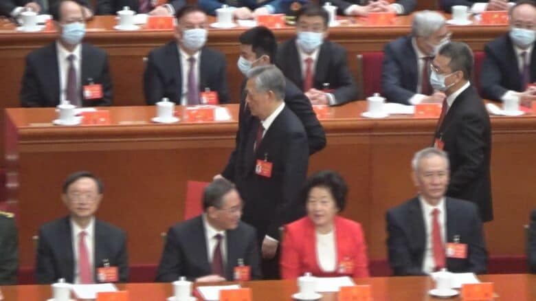 退場する胡錦濤氏　足取りはしっかりしているようにみえた（筆者撮影）