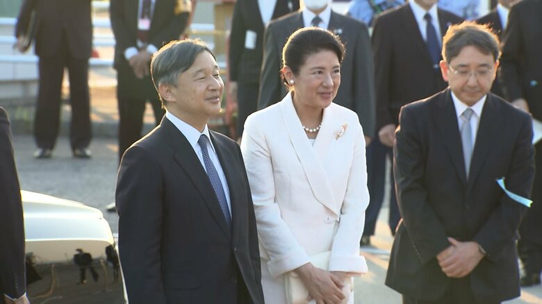 29日午後6時頃、イギリスから帰国された両陛下