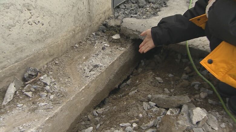 建物の基礎の下に本来あるはずのない隙間が