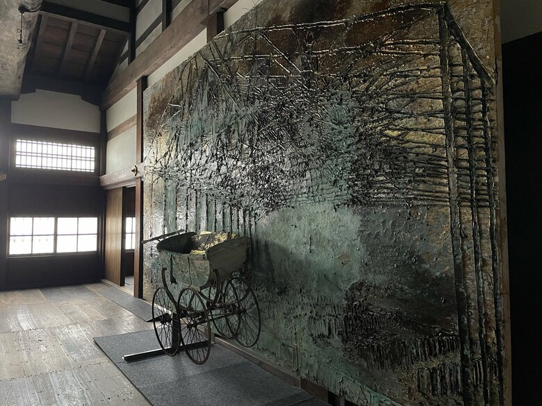 横から見ると乳母車と焼けた校舎の骨格が浮き彫りに