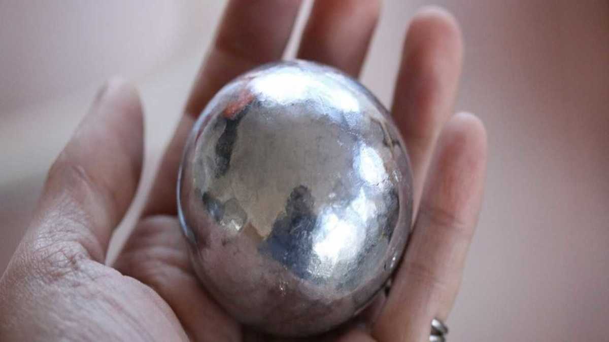 アルミホイルをハンマーで叩くだけ みんながハマる謎の 遊び をやってみた スタッフ 肩や手首 腕がパンパンになります コツは 根気よく叩くこと