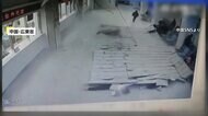 【動画はこちら】修繕中の病院の天井が突然落下し複数人が下敷き…骨折などけが人が出て病院で治療受ける　注意を促す規制線はなし　中国・広東省