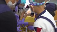 梅酢を入れると色鮮やかに「出来上がりが楽しみ」　おおい町の本郷小学校4年生が梅干し作りを体験