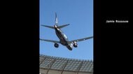 【映像】スタジアム上空をスレスレ低空飛行　あわや衝突　パフォーマンスに安全性巡り物議　南アフリカ