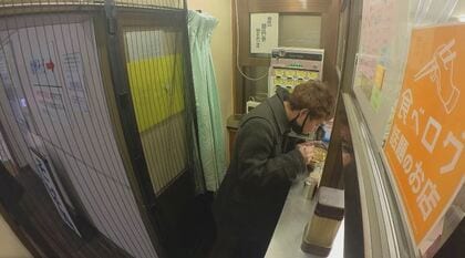 “狭いけれど人気店” 「日本一狭い駅そば」「元スナックのチーズケーキ店」…コロナ禍も厚い支持の理由は【長野発】