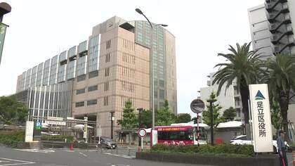 児童がプールサイドのマンホールに落下しケガ　教員が開けっぱなしに　小学校の夏季水泳の指導中　東京・足立区